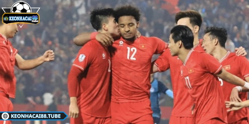 Son có ghi bàn viết nên lịch sử AFF Cup 2024 cùng Việt Nam - 4 Xuân Sơn hoạt động tự do ngoài vòng cấm để kiến tạo nên những bàn thắng